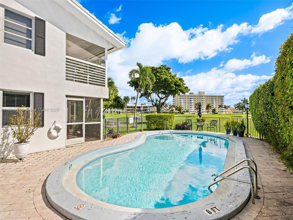 For Sale: $304,900 (2 beds, 2 baths, 942 Square Feet)