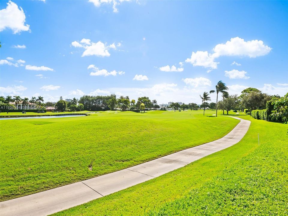 For Sale: $304,900 (2 beds, 2 baths, 942 Square Feet)