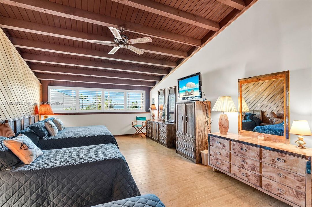 最近售出: $699,000 (2 贝兹, 2 浴室, 1359 平方英尺)