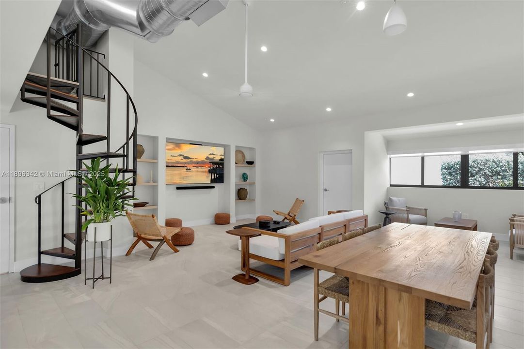 最近售出: $699,000 (2 贝兹, 2 浴室, 1359 平方英尺)