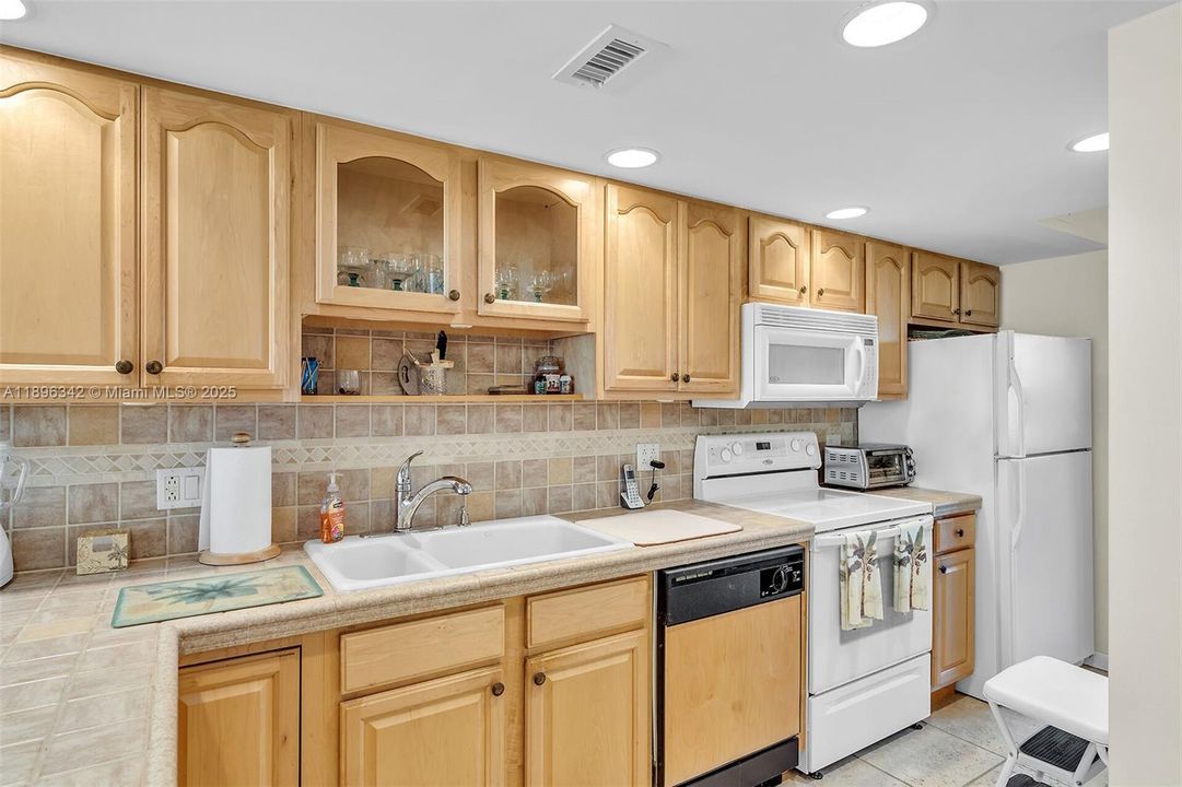 最近售出: $699,000 (2 贝兹, 2 浴室, 1359 平方英尺)