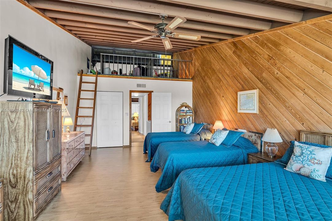 最近售出: $699,000 (2 贝兹, 2 浴室, 1359 平方英尺)