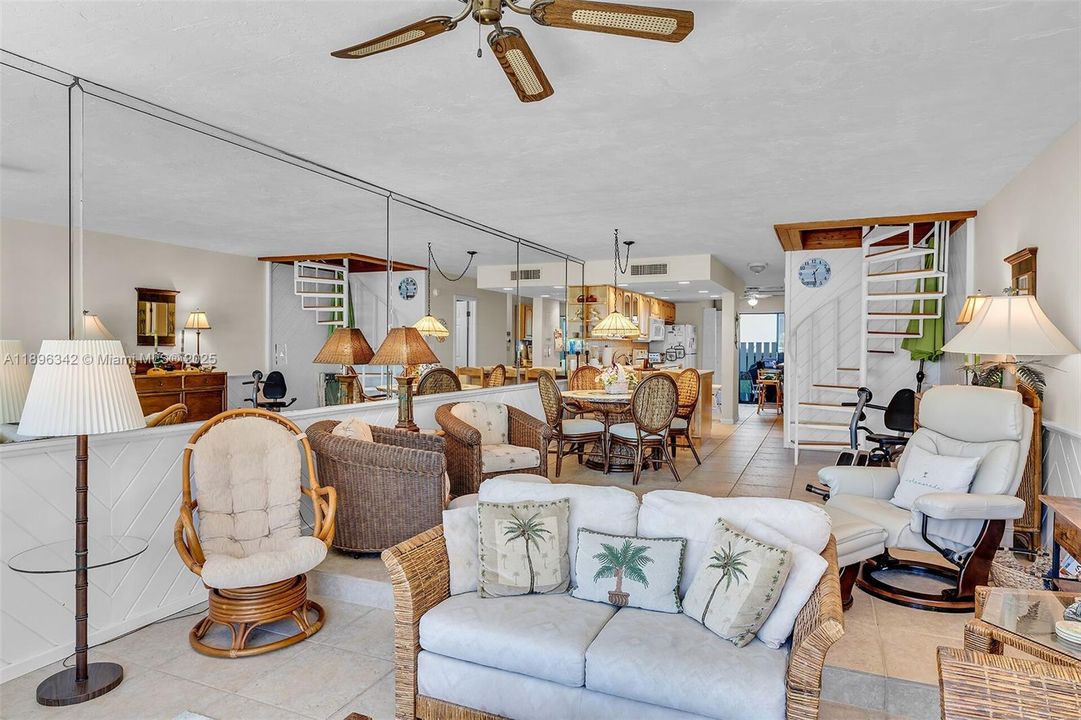 最近售出: $699,000 (2 贝兹, 2 浴室, 1359 平方英尺)