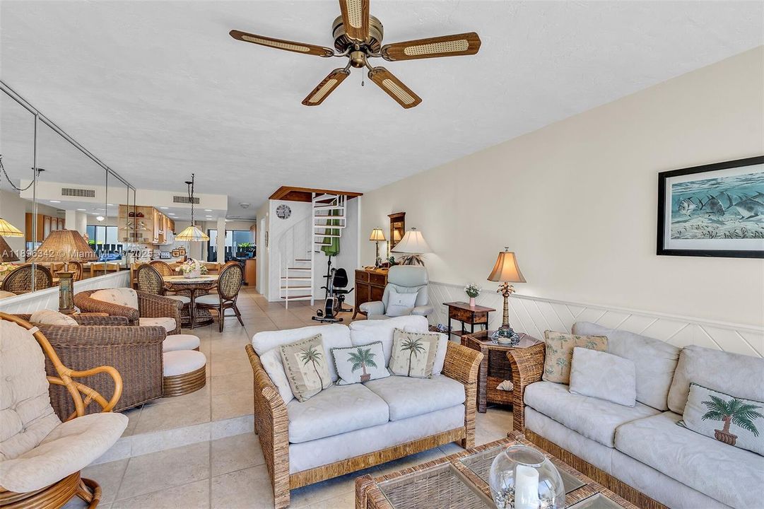 最近售出: $699,000 (2 贝兹, 2 浴室, 1359 平方英尺)