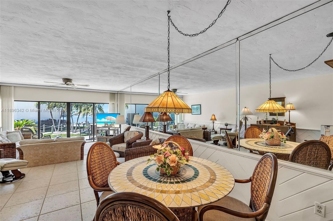 最近售出: $699,000 (2 贝兹, 2 浴室, 1359 平方英尺)