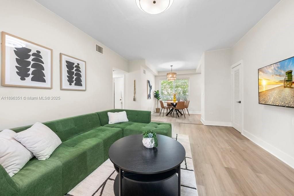 最近租的: $4,700 (2 贝兹, 2 浴室, 988 平方英尺)