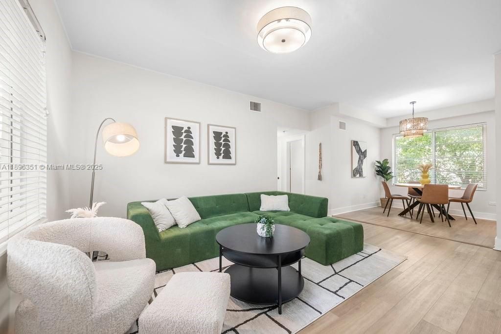 最近租的: $4,700 (2 贝兹, 2 浴室, 988 平方英尺)