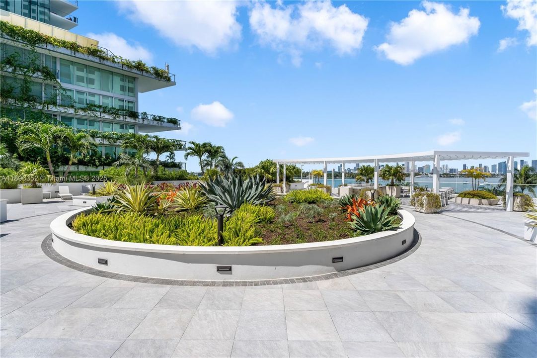 Active With Contract: $530,000 (1 beds, 1 baths, 793 Square Feet)