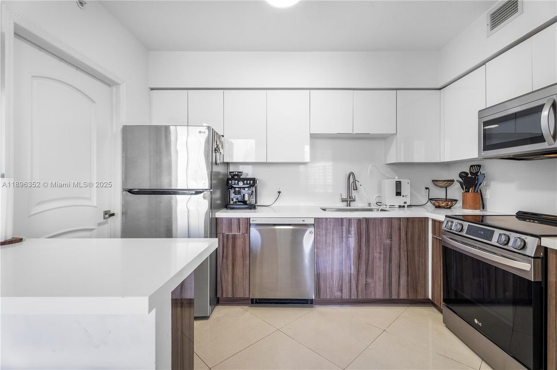 Active With Contract: $530,000 (1 beds, 1 baths, 793 Square Feet)