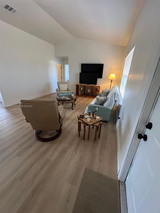 На продажу: $248,500 (2 спален, 2 ванн, 988 Квадратных фут)