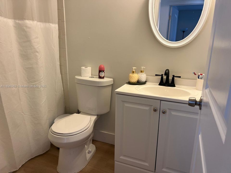 На продажу: $248,500 (2 спален, 2 ванн, 988 Квадратных фут)