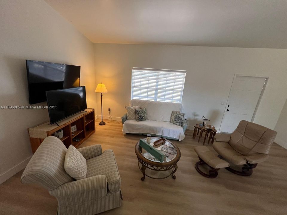 На продажу: $248,500 (2 спален, 2 ванн, 988 Квадратных фут)