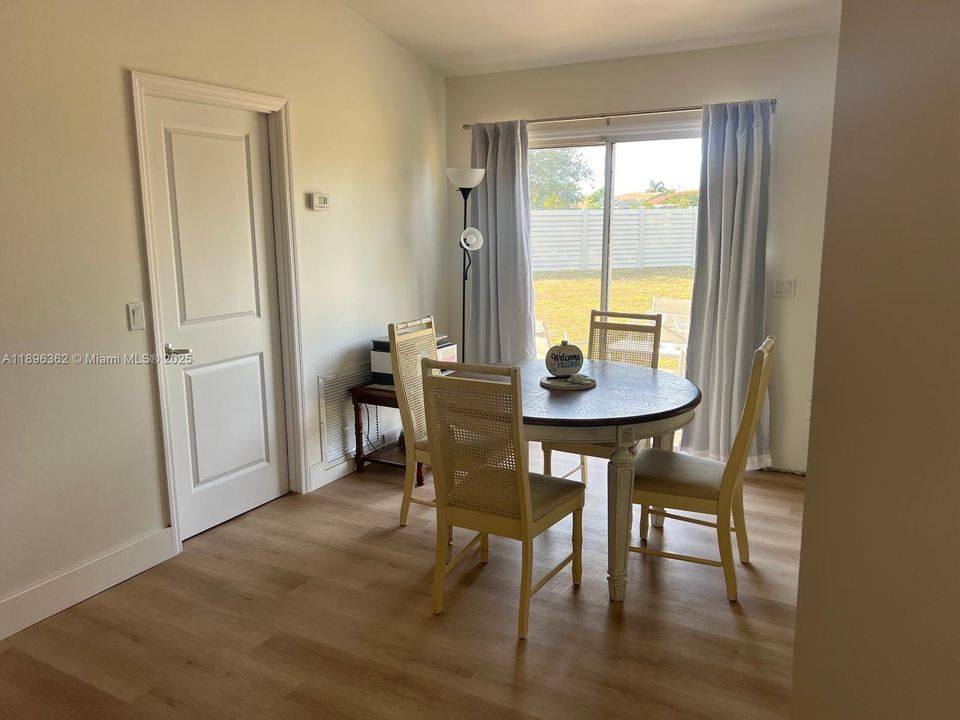 На продажу: $248,500 (2 спален, 2 ванн, 988 Квадратных фут)