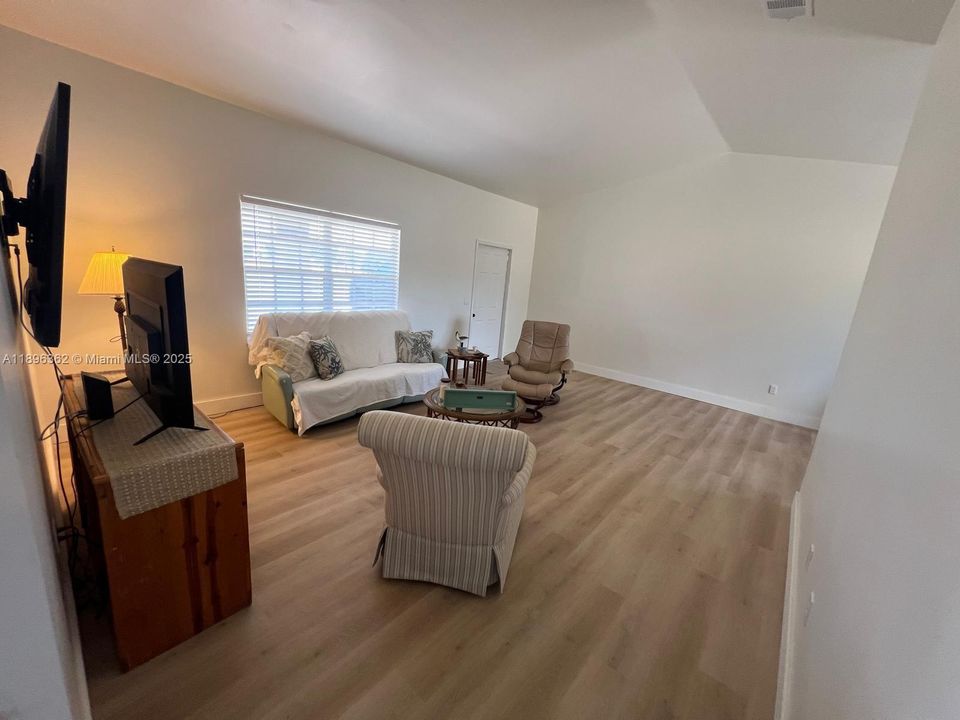 На продажу: $248,500 (2 спален, 2 ванн, 988 Квадратных фут)