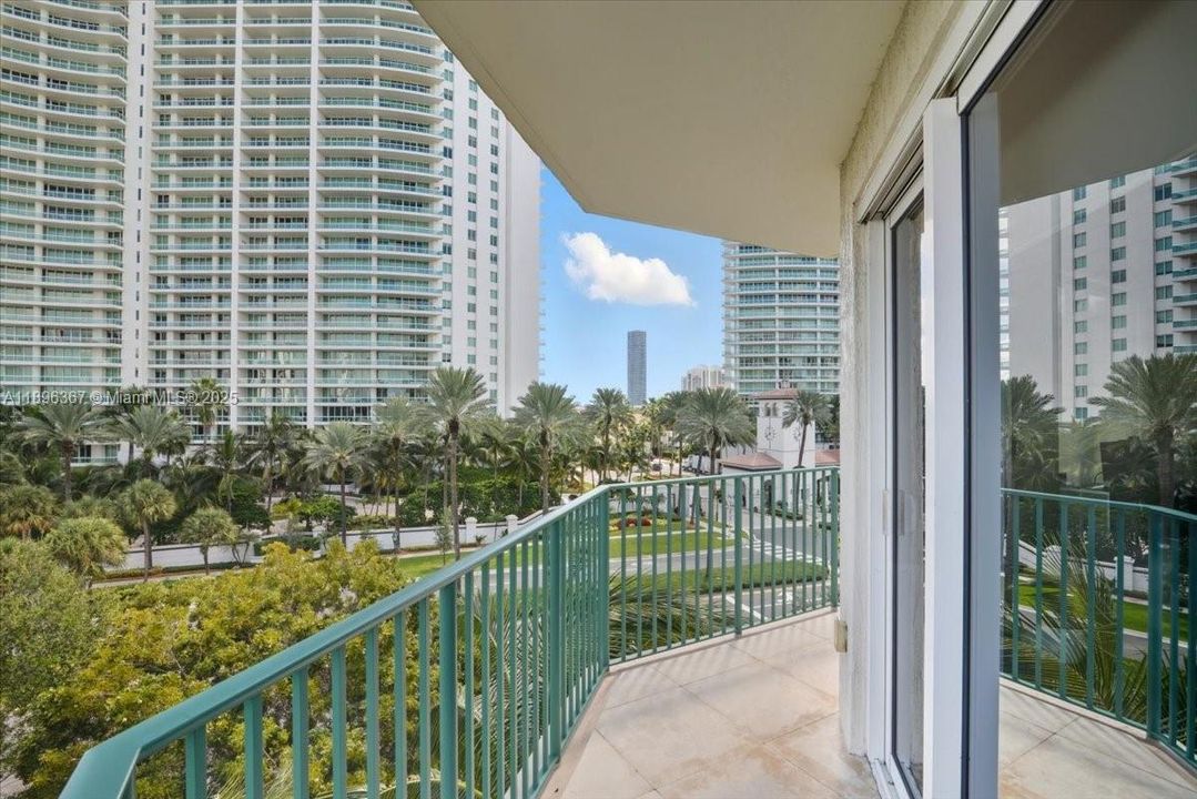 Active With Contract: $5,500 (3 beds, 3 baths, 1688 Square Feet)
