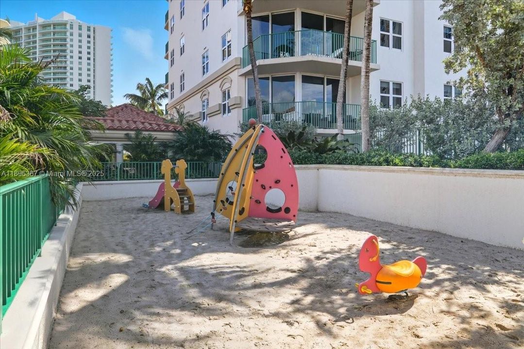 Active With Contract: $5,500 (3 beds, 3 baths, 1688 Square Feet)