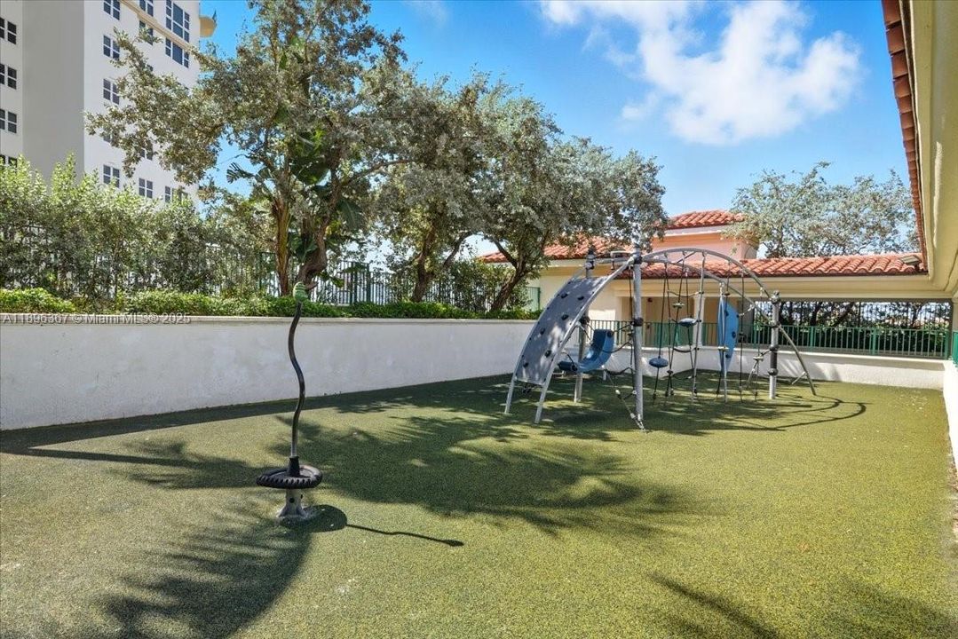 Active With Contract: $5,500 (3 beds, 3 baths, 1688 Square Feet)