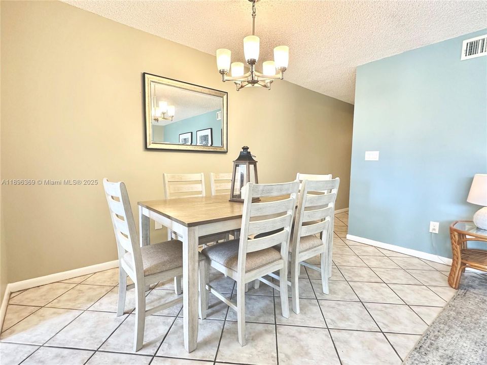 待售: $369,900 (1 贝兹, 1 浴室, 821 平方英尺)