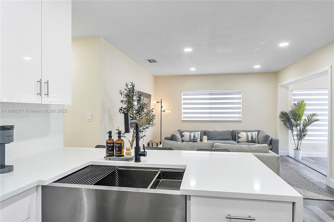 For Sale: $455,000 (3 beds, 1 baths, 998 Square Feet)