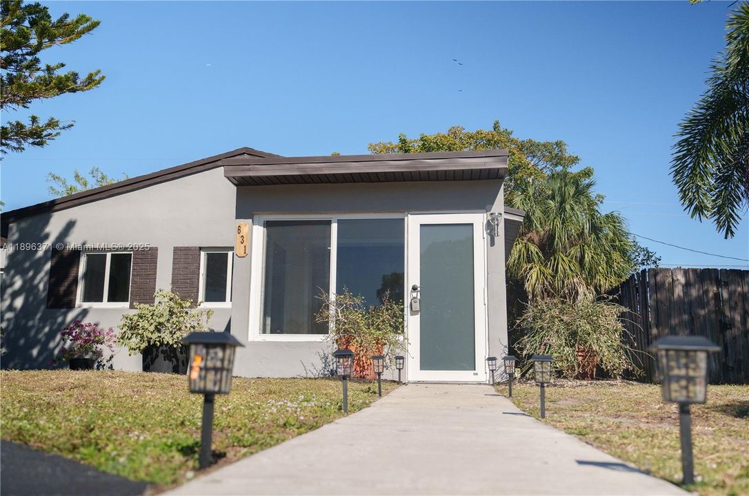 For Sale: $455,000 (3 beds, 1 baths, 998 Square Feet)
