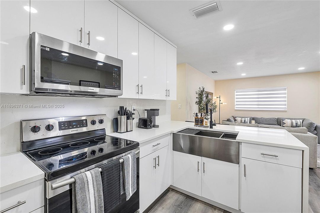 For Sale: $455,000 (3 beds, 1 baths, 998 Square Feet)