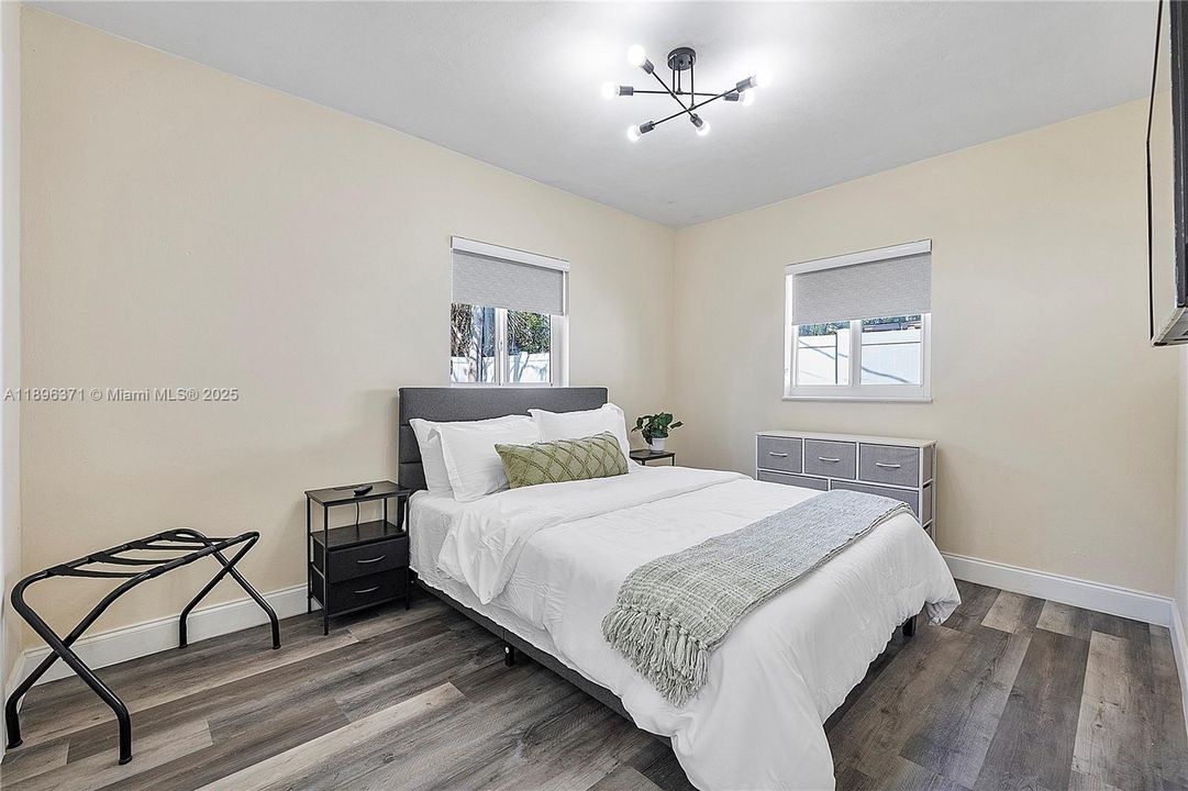 For Sale: $455,000 (3 beds, 1 baths, 998 Square Feet)