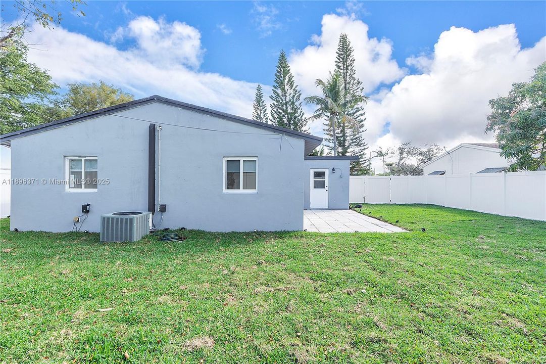 For Sale: $455,000 (3 beds, 1 baths, 998 Square Feet)