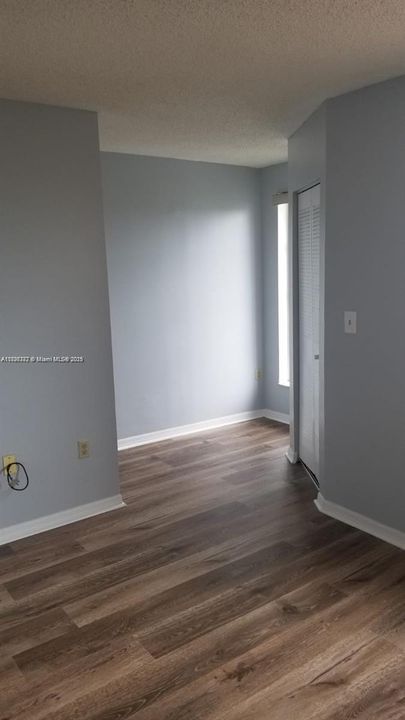 合同活跃: $2,200 (2 贝兹, 2 浴室, 859 平方英尺)