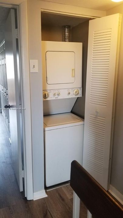 合同活跃: $2,200 (2 贝兹, 2 浴室, 859 平方英尺)