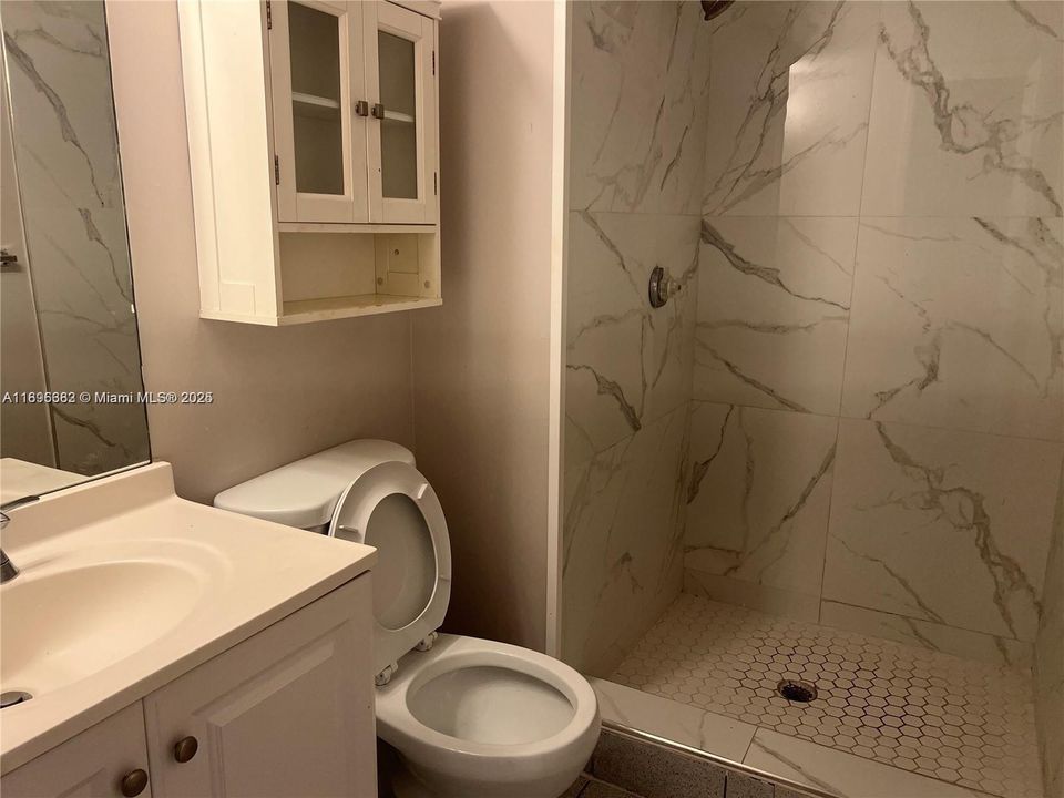 合同活跃: $2,200 (2 贝兹, 2 浴室, 859 平方英尺)