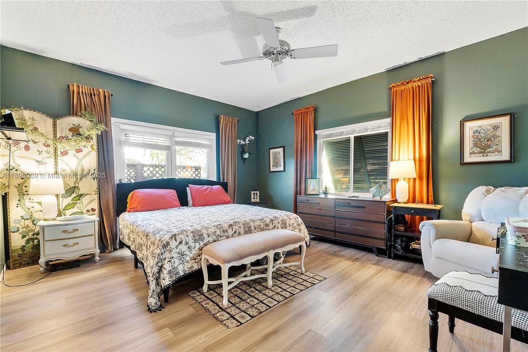 Недавно продано: $299,990 (2 спален, 2 ванн, 1415 Квадратных фут)