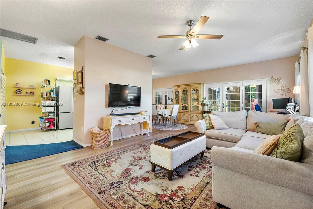 Недавно продано: $299,990 (2 спален, 2 ванн, 1415 Квадратных фут)