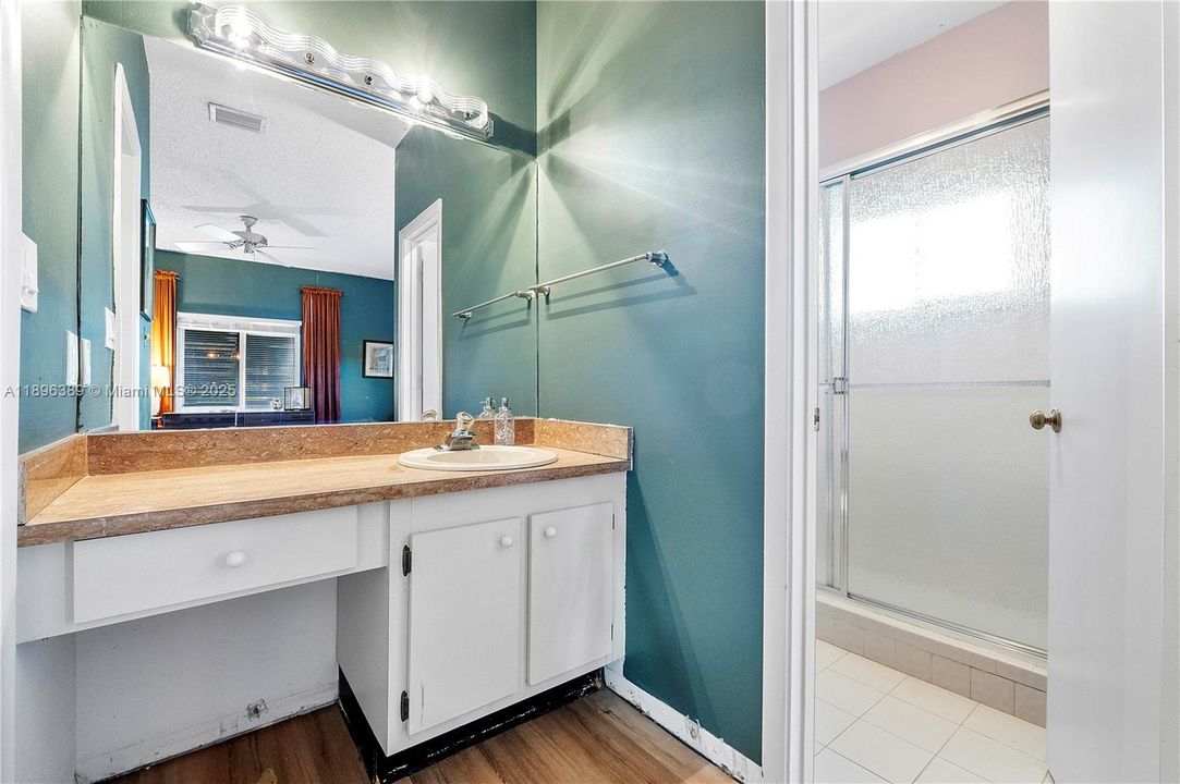 Недавно продано: $299,990 (2 спален, 2 ванн, 1415 Квадратных фут)