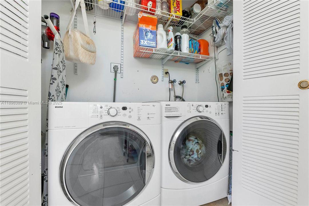 Недавно продано: $299,990 (2 спален, 2 ванн, 1415 Квадратных фут)