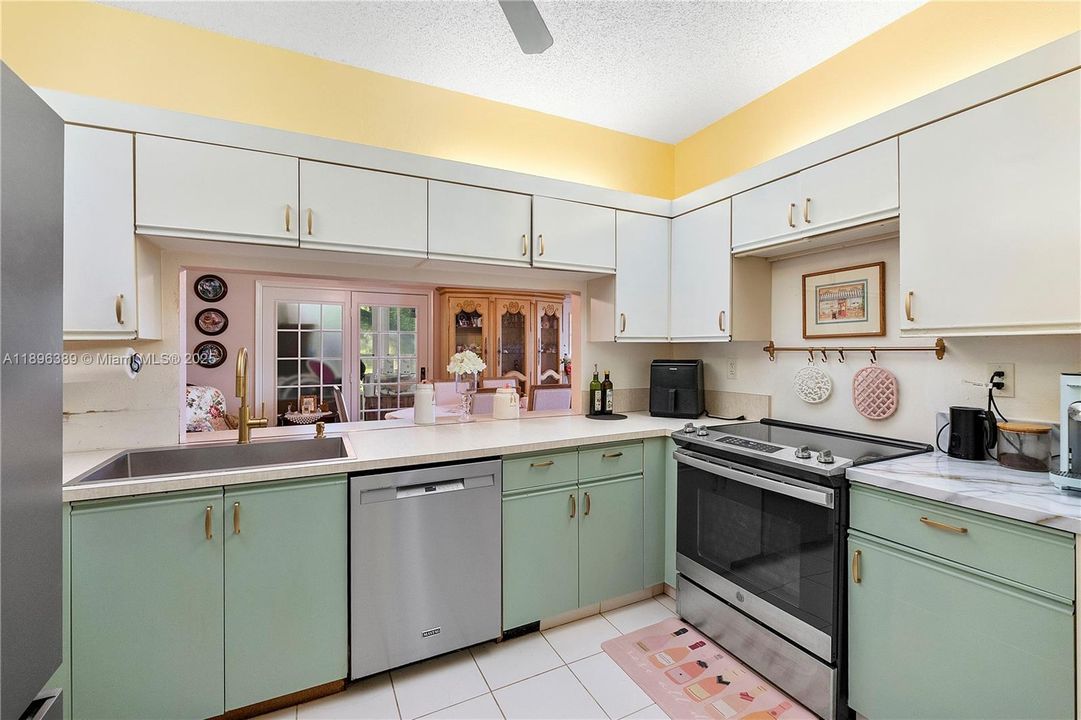 Недавно продано: $299,990 (2 спален, 2 ванн, 1415 Квадратных фут)