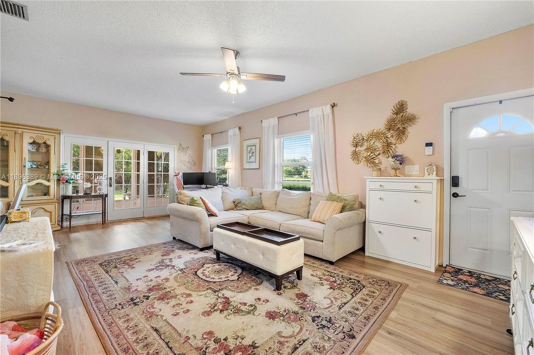 Недавно продано: $299,990 (2 спален, 2 ванн, 1415 Квадратных фут)