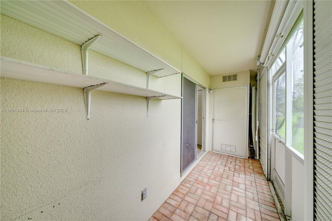 Active With Contract: $1,650 (1 beds, 1 baths, 811 Square Feet)