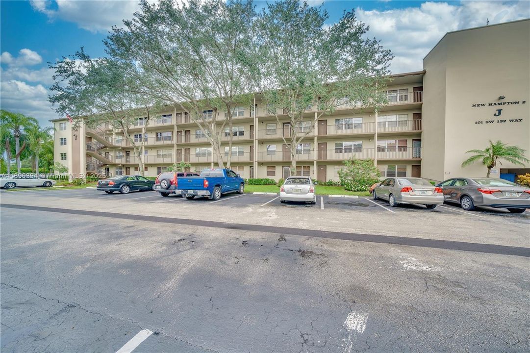 Active With Contract: $1,650 (1 beds, 1 baths, 811 Square Feet)