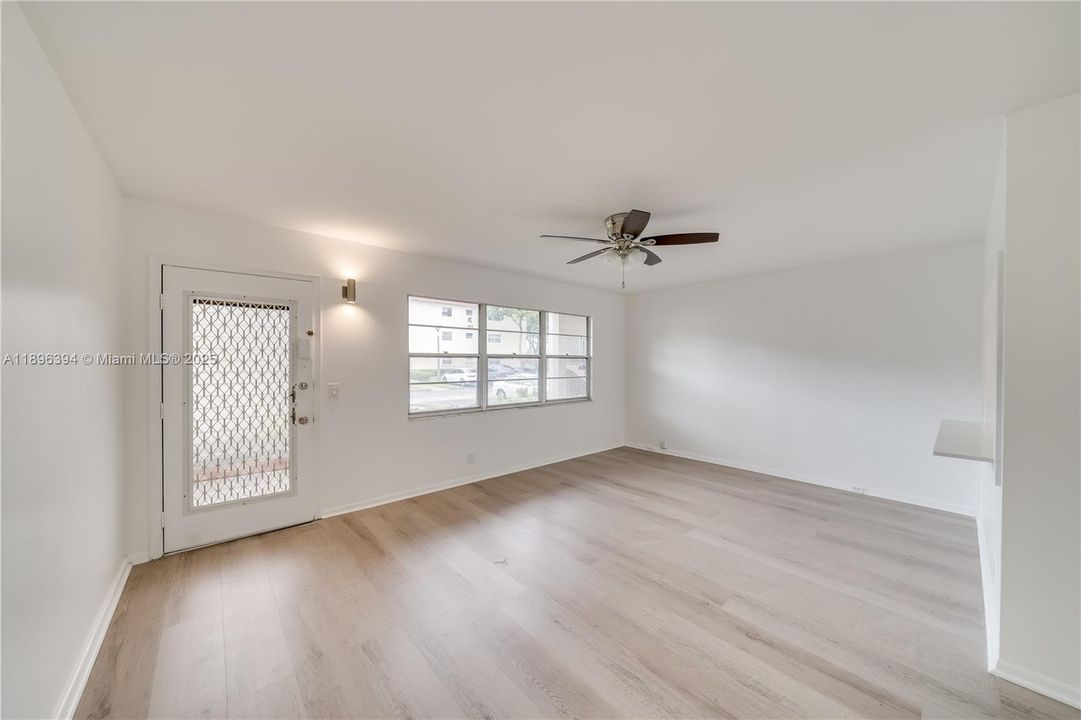 Active With Contract: $1,650 (1 beds, 1 baths, 811 Square Feet)