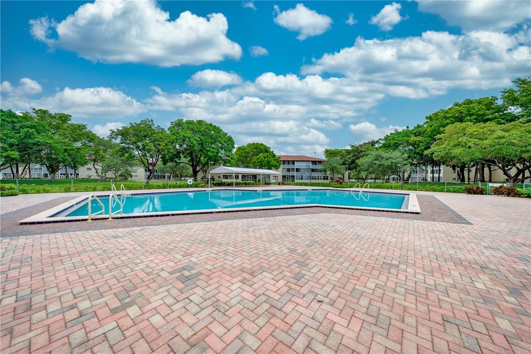 Active With Contract: $1,650 (1 beds, 1 baths, 811 Square Feet)