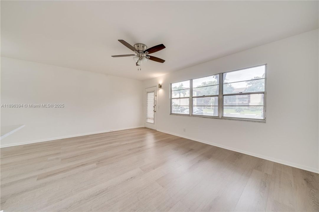 Active With Contract: $1,650 (1 beds, 1 baths, 811 Square Feet)