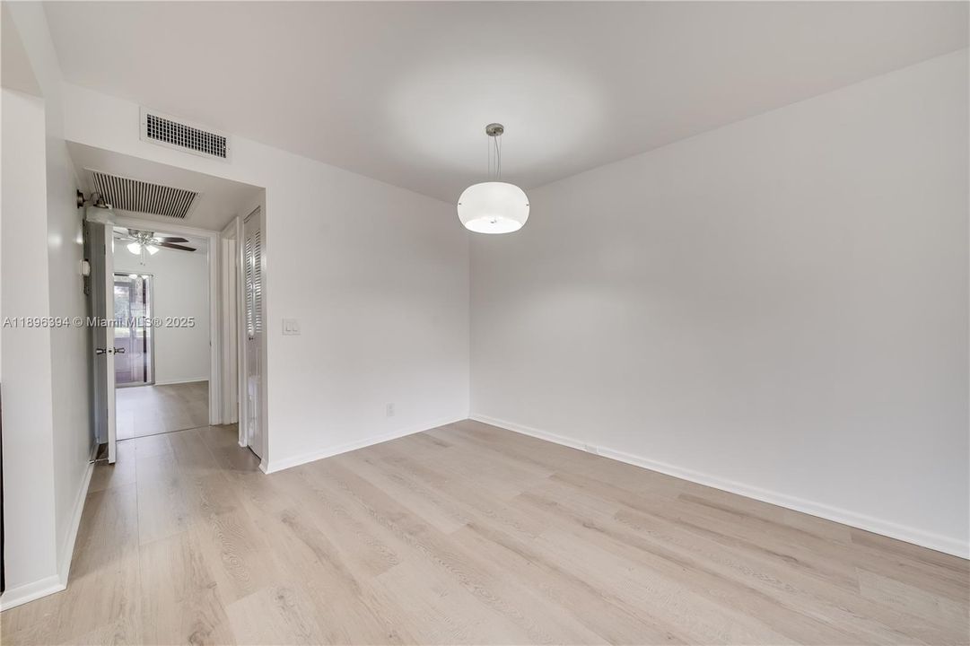 Active With Contract: $1,650 (1 beds, 1 baths, 811 Square Feet)