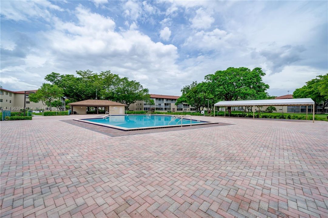 Active With Contract: $1,650 (1 beds, 1 baths, 811 Square Feet)