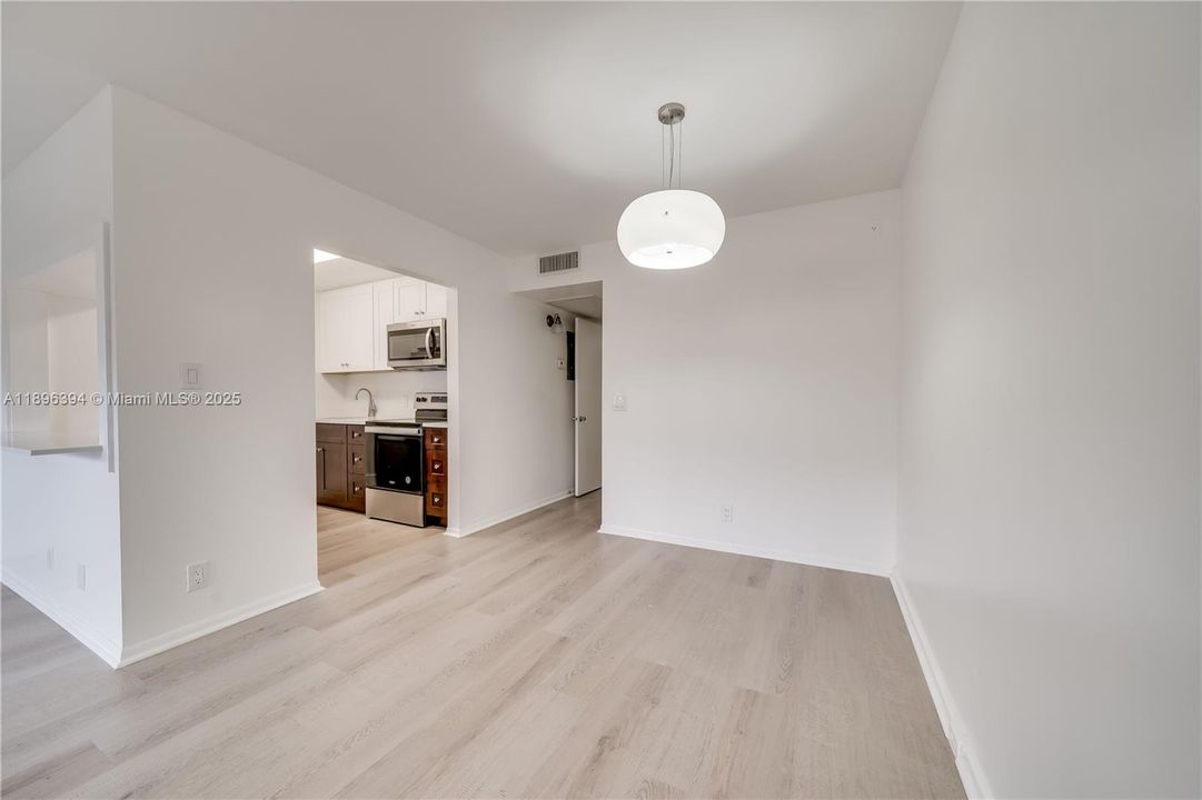 Active With Contract: $1,650 (1 beds, 1 baths, 811 Square Feet)