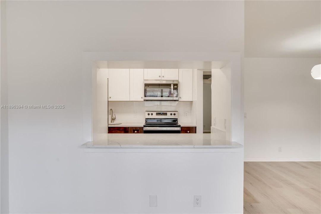 Active With Contract: $1,650 (1 beds, 1 baths, 811 Square Feet)