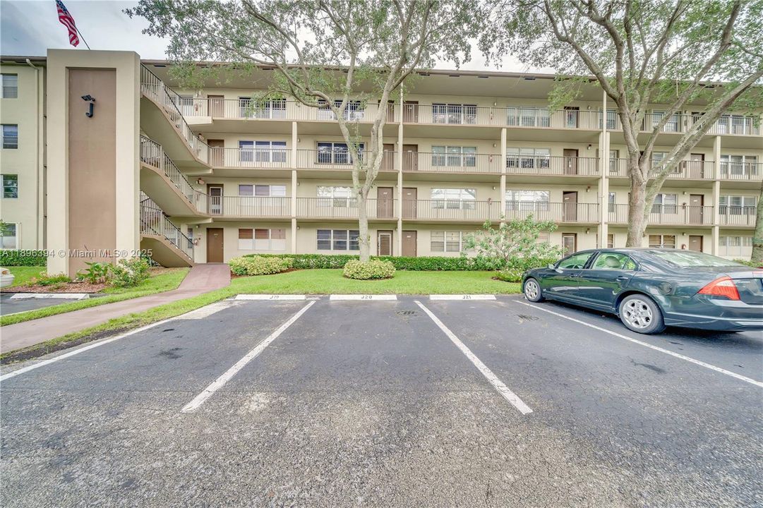 Active With Contract: $1,650 (1 beds, 1 baths, 811 Square Feet)