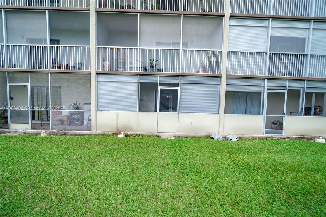 Active With Contract: $1,650 (1 beds, 1 baths, 811 Square Feet)