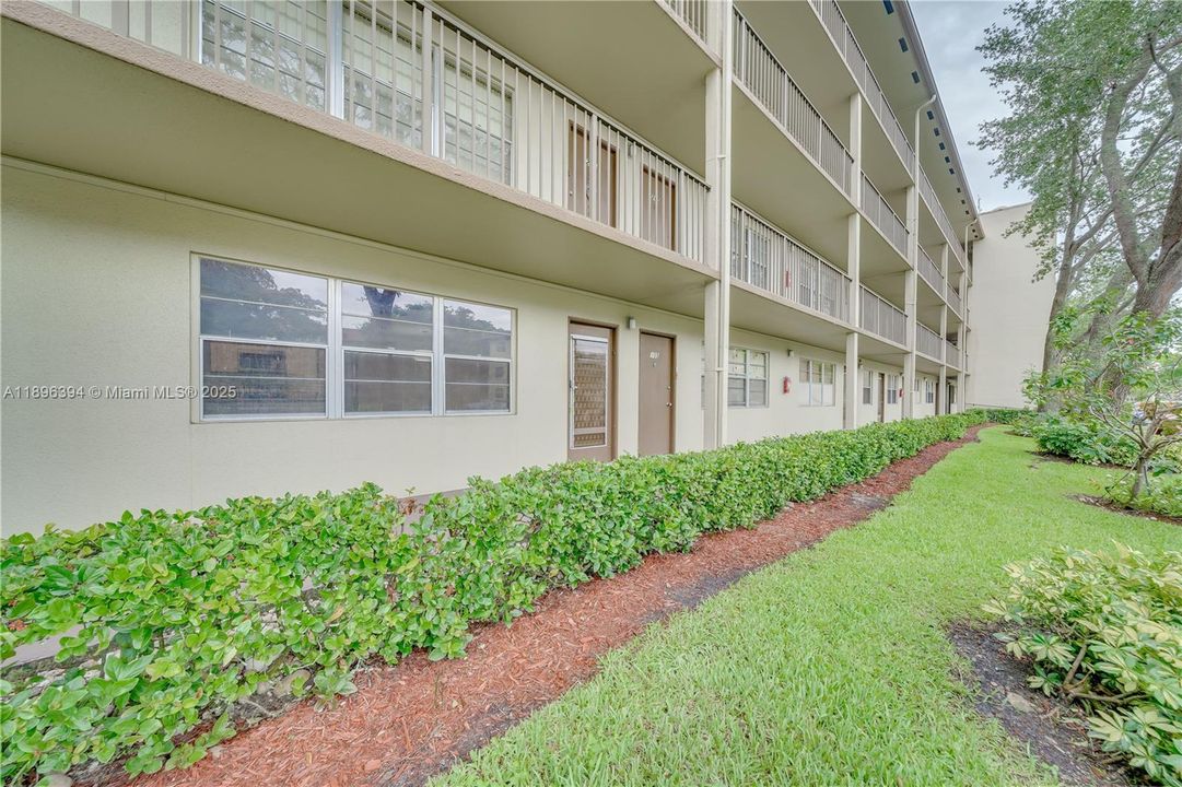 Active With Contract: $1,650 (1 beds, 1 baths, 811 Square Feet)