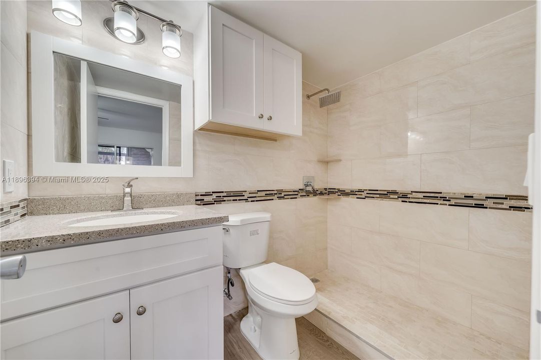 Active With Contract: $1,650 (1 beds, 1 baths, 811 Square Feet)