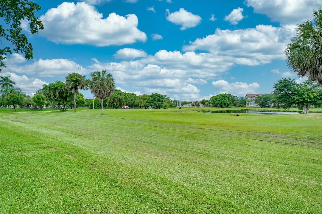 Active With Contract: $1,650 (1 beds, 1 baths, 811 Square Feet)